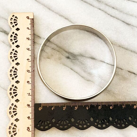 Vintage Monet Bangle Bracelet Etched Silver Retro Mod Classic Minimalist - Picture 4 of 5